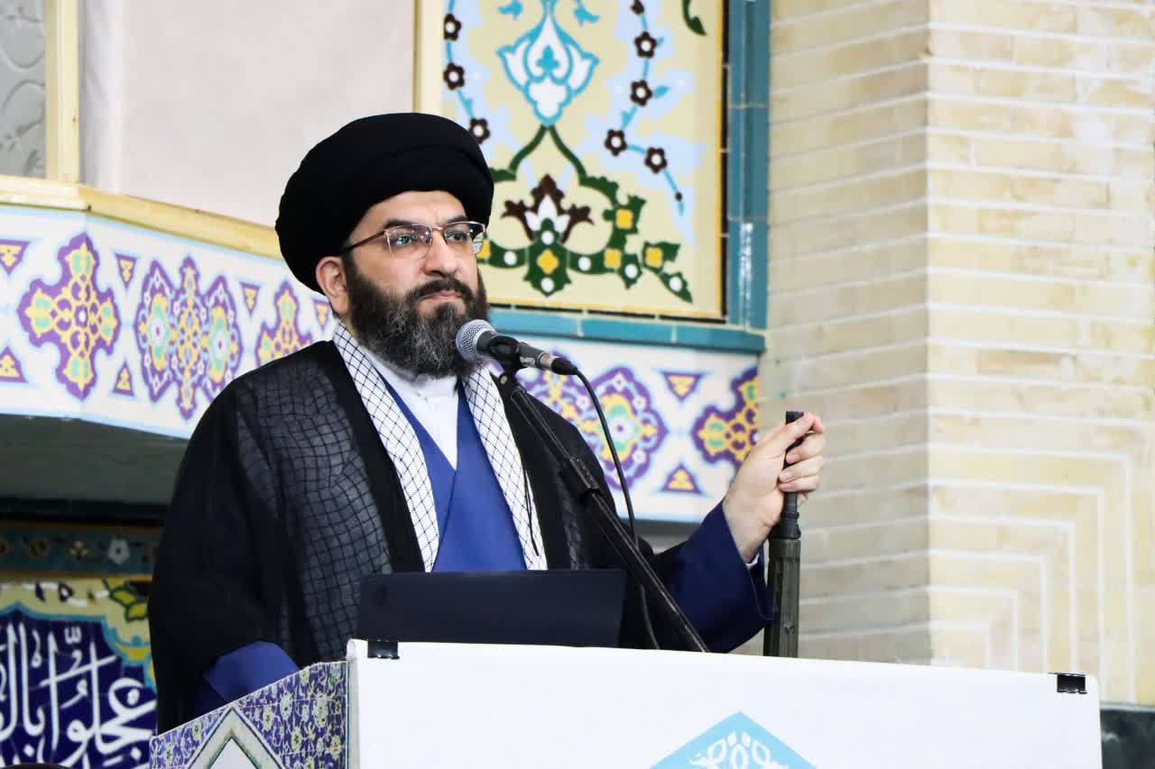 آسیب منافقان به جامعه اسلامی بیش از دشمنان آشکار است