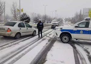 بارش برف و لغزندگی در محورهای زنجان
