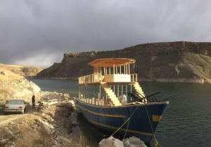 نخستین کشتی تفریحی سد گلابر در زنجان به آب افتاد