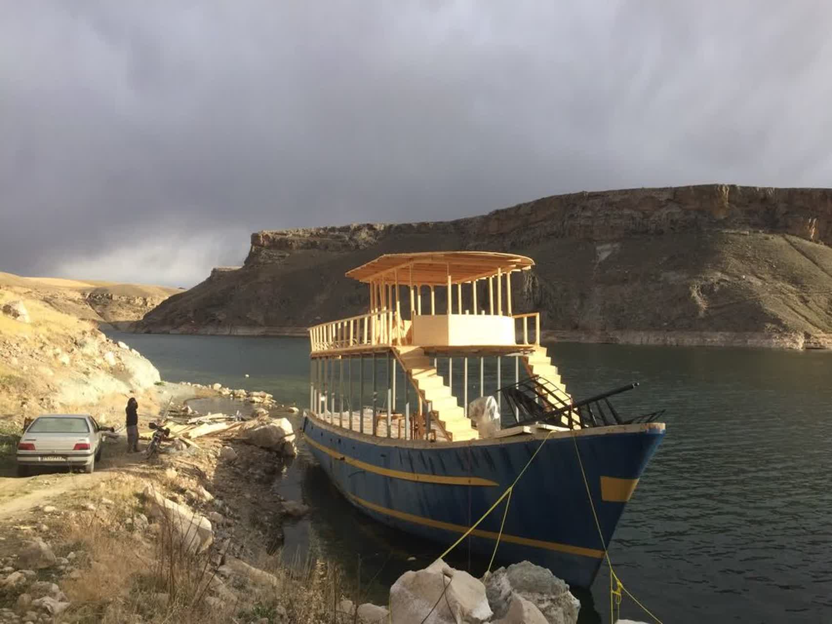 نخستین کشتی تفریحی سد گلابر در زنجان به آب افتاد