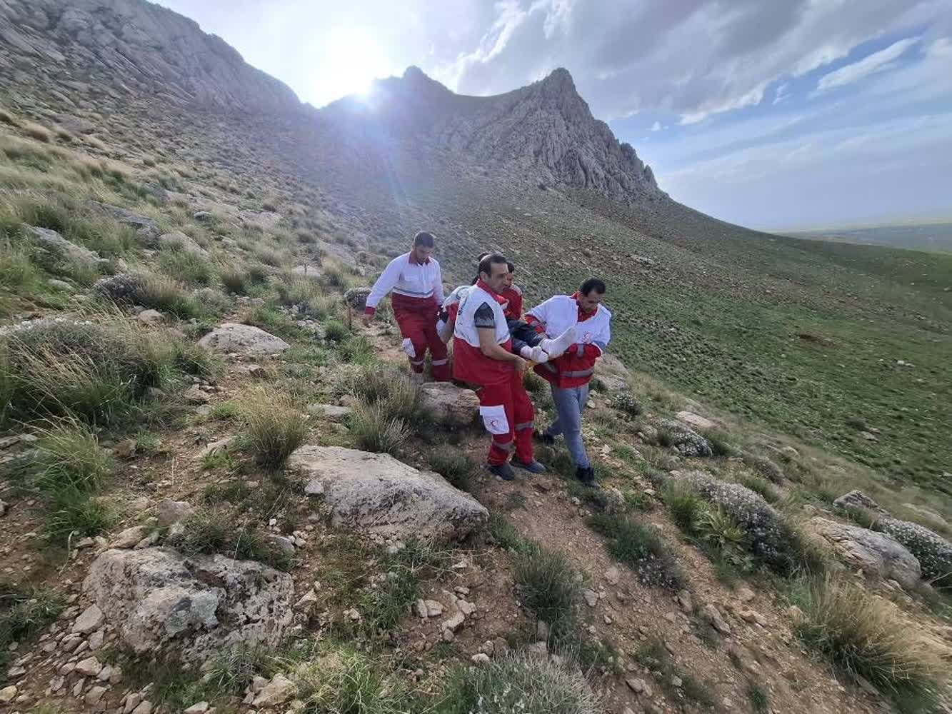 نجات دو فرد در ارتفاعات شهرستان‌های خدابنده و ماهنشان