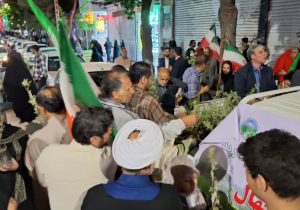 توزیع نهال میوه در میدان انقلاب زنجان