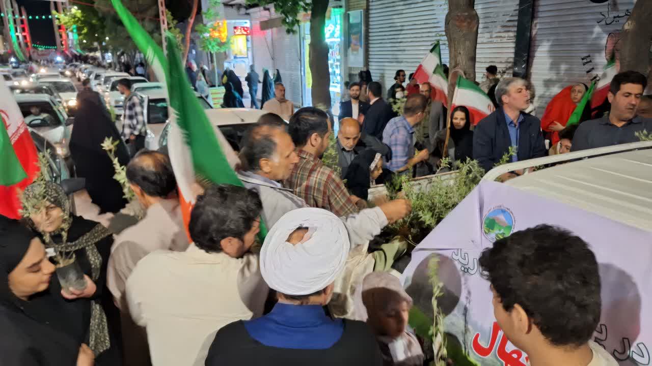 توزیع نهال میوه در میدان انقلاب زنجان